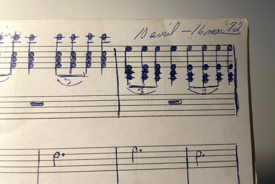 Un petit garçon au piano