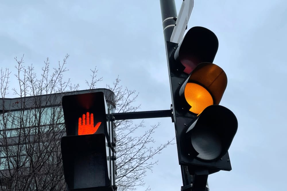 Des feux jaunes et des soleils brûlants